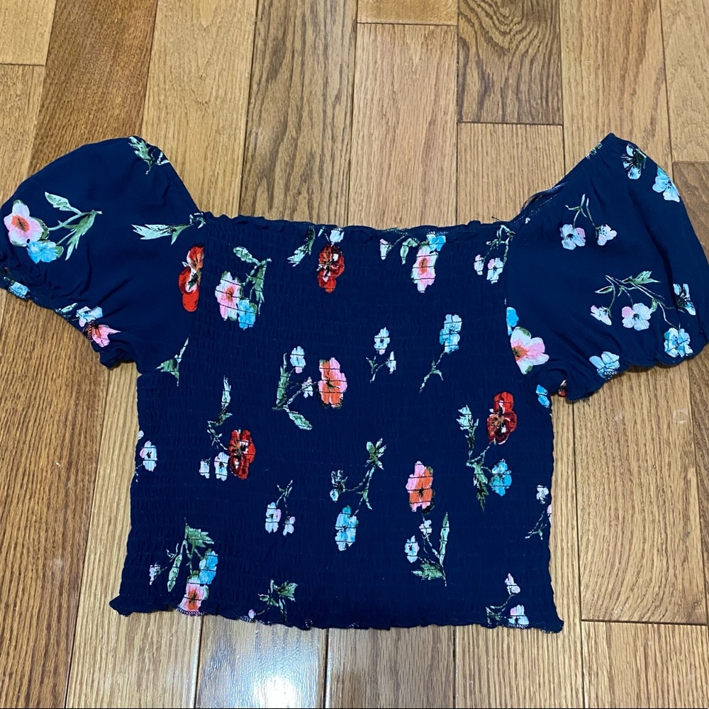 Off the shoulder spring/summer shirt😍 never worn